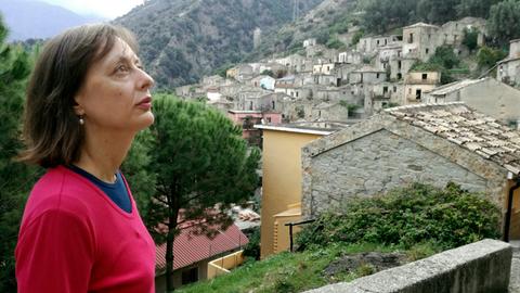 Die Filmautorin Antonella Berta in San Luca Aspromonte in Kalabrien. Die Entführungsindustrie war hier ein Hauptgeschäft der Ndrangheta.