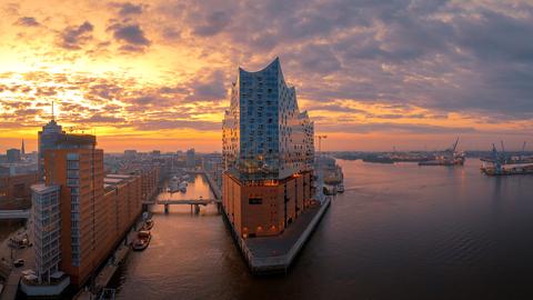 Die Hamburger Elbphilharmonie im Abendlicht. 
