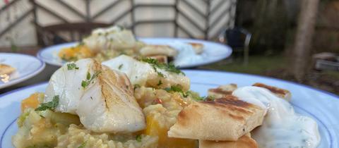 Kabeljau-Filet an Curry-Reis und Naan-Brot mit Honig-Minz-Dip