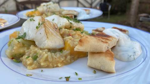 Kabeljau-Filet an Curry-Reis und Naan-Brot mit Honig-Minz-Dip