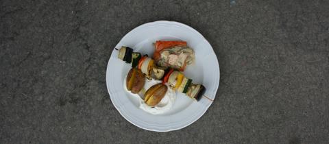 Geräuchertes Lachsfilet mitSenf-Radieschen-Topping, dazu Kartoffelnmit Zitronen-Quark und Gemüsespieß