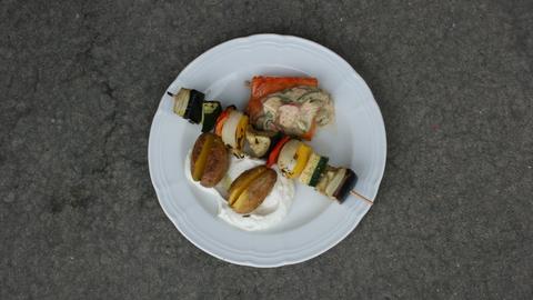 Geräuchertes Lachsfilet mitSenf-Radieschen-Topping, dazu Kartoffelnmit Zitronen-Quark und Gemüsespieß