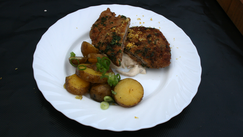 Kräuterschnitzel mit Schmand-Specksoße und Schwenkkartoffeln 
