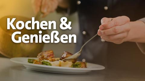 Eine Person in Kochuniform richtet einen Teller voll Essen an. Text: Kochen & Genießen