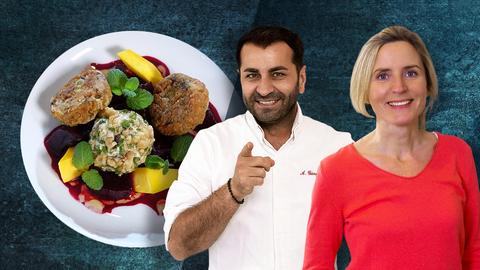 Ali Güngörmüs mit Protagonistin, dahinter ein Teller mit Falafel.