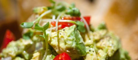 Salat von Cocktail Tomaten, Roten Zwiebeln, Avocado