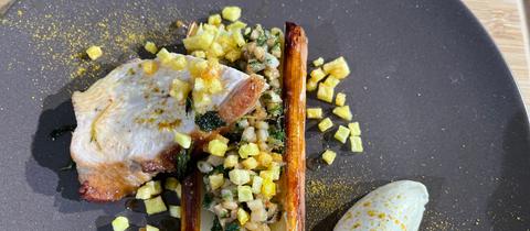 Putenbrust mit gefülltem Lauch und Kräuterseitlingen, Kartoffelcroutons und einem Schmand-Curry-Dip