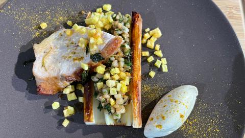 Putenbrust mit gefülltem Lauch und Kräuterseitlingen, Kartoffelcroutons und einem Schmand-Curry-Dip