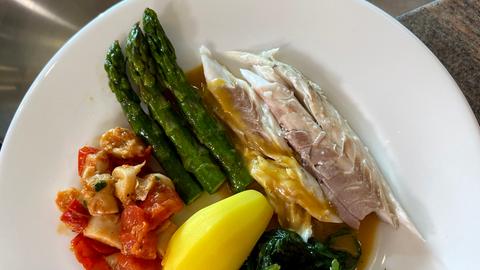 Hauptgang von Michael Huneck: Wolfsbarsch in der Salzkruste mit grünem Spargel, Baby-Spinat, Safran-Kartoffeln und Oktopus an Honig-Tomaten