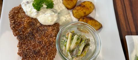 Puten-Schmandschnitzel mit Kräuterseitling Lauchgemüse und Schwedischen Kartoffeln