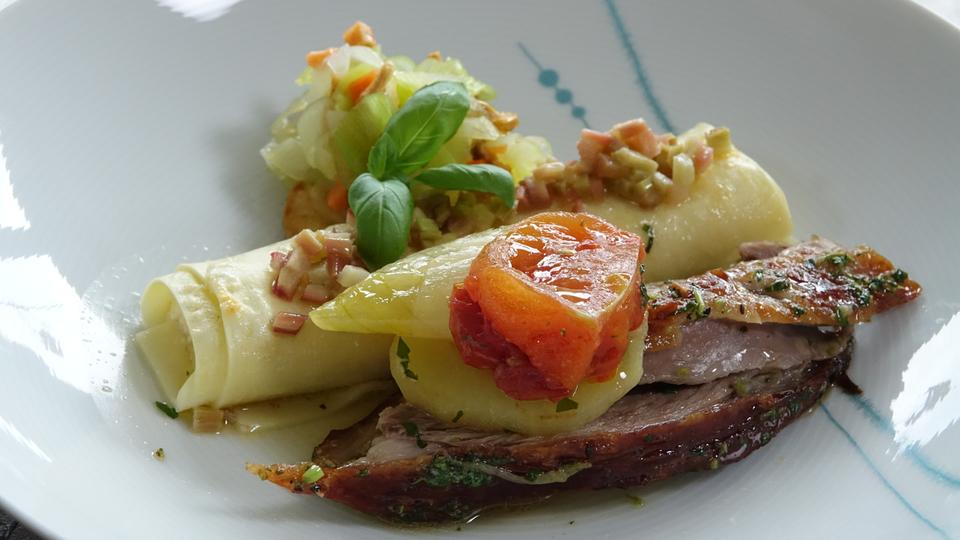 Rezept: Lammschulter aus dem Ofen mit Ricotta-Cannelloni und Apfel ...