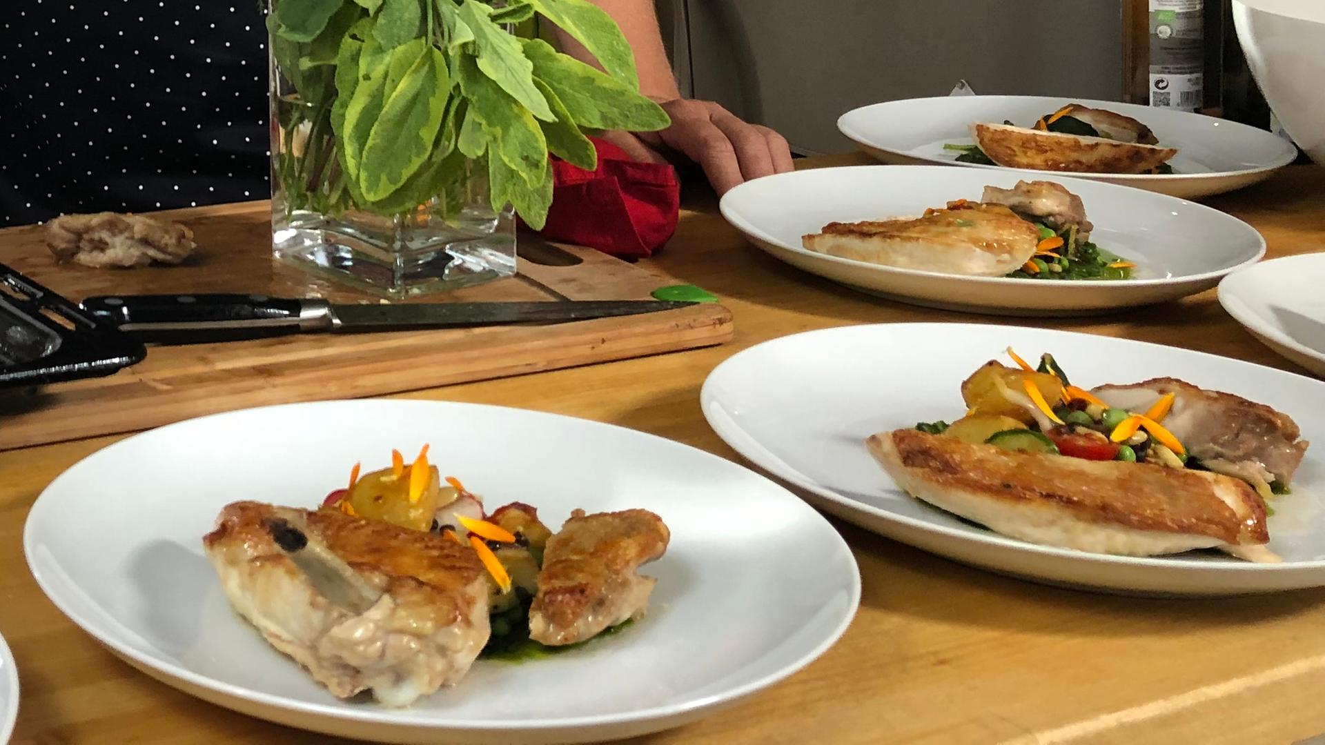 Alis Hühnchen mit mediterranem Bratkartoffel-Linsensalat und Pesto