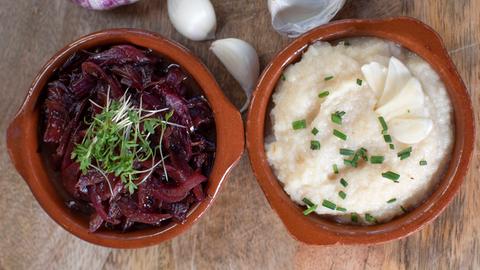  Knoblauchpüree und Confit von roter Zwiebel