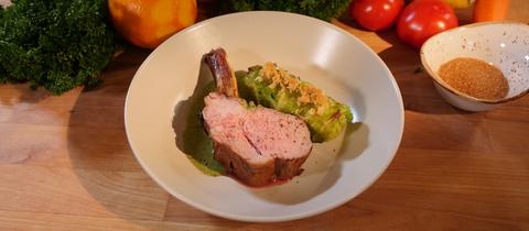 Kalbskotelett mit Wirsingrolle und warmer Frankfurter-Grie-Soß