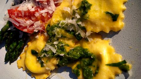 Geschmelzte Bärlauch-Limetten-Ravioli auf Ingwer-Spargelsalat mit feurigen Ochsentomätchen