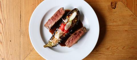 Pochiertes Rinderfilet und geschmorte Aubergine, gefüllt mit Fregola Sarda-Ragout