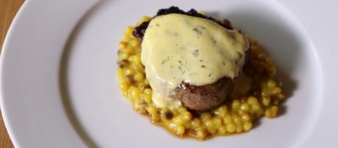 Rinderfilet auf Fregola Sarda Tostata Risotto mit Sauce Béarnaise