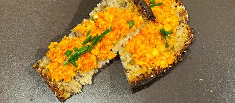 Tomatenbutter mit selbstgebackenem Vollkornbrot