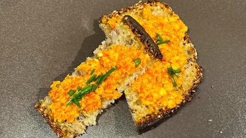 Tomatenbutter mit selbstgebackenem Vollkornbrot