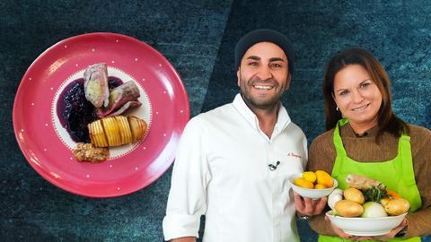 Ali Güngörmüs neben der Protagonistin, im Hintergrund auf einem pinken Teller Pfälzer Roulade serviert.