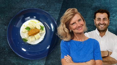 Andrea L'Abbate, die einen italienischen Käseladen in Offenbach hat, mit Ali Güngörmüş vor einem Teller Parmesan-Ricotta-Gnocchi mit Burratacreme.