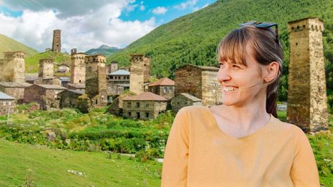 Nina Heins vor dem georgischen Dorf Ushguli.