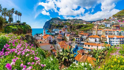 Blick auf Camara de Lobos auf Madeira in Portugal. 