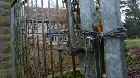 Das ehemalige Wohnhaus des "Kannibalen von Rotenburg", aufgenommen am 13.01.2014 in Rotenburg a.d. Fulda Ortsteil Wüstefeld. Das Tor ist mit einem Kettenschloss verschlossen.