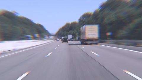 Hessischer Held stoppt betrunkenen Autofahrer auf der A3: verschwommener Blick durch die Windschutzscheibe eines fahrenden Autos auf der Autobahn.