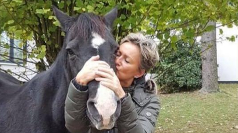 Sabine Boekels küsst ihr Pferd.