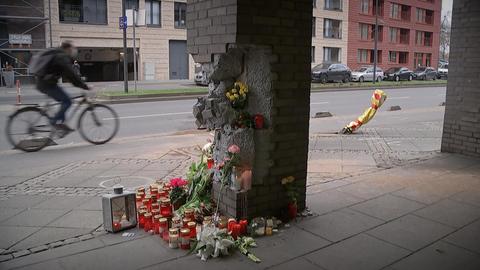 Grablichter unter einer zerstörten Säule nach SUV-Unfall.