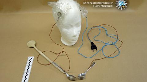 Das Foto der Polizei zeigt eine Apparatur eines Betrügers. Zahlreiche Frauen in ganz Deutschland haben sich damit teilweise lebensbedrohlichen Stromschlägen ausgesetzt