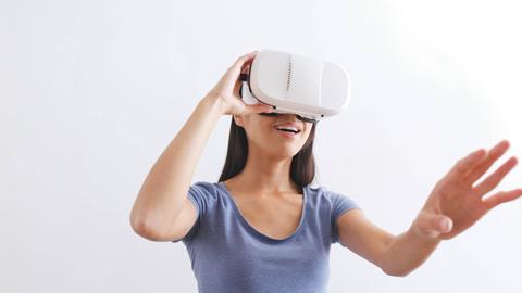 Eine Frau mit VR-Brille