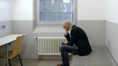 Pfarrer Jönk Schnitzius in einer Gefängniszelle der JVA Wuppertal-Ronsdorf