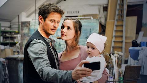 Erik (Roman Knizka) macht sofort ein Selbstporträt mit Jenny (Marie Zielcke) und dem Baby.