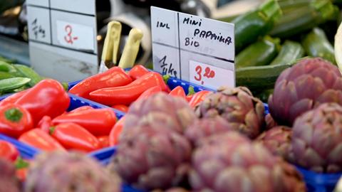 Frische Ware an einem Obst & Gemüse-Stand am Wochenmarkt