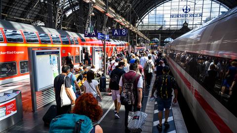 Ein voller Bahnsteig am Bahnhof