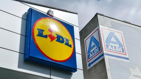 Die Logos von Aldi und Lidl