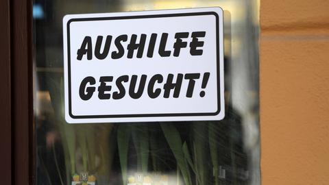 EIn Schild mit der Aufschrift "Aushilfe gesucht"