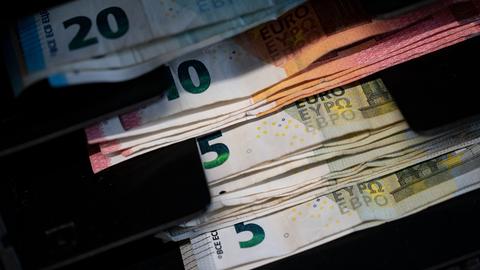Mehrere Geldscheine liegen sortiert in Schubladen
