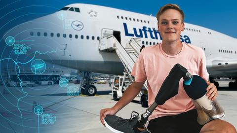Flugbegleiter Alex Böhmer sitzt mit seiner Beinprotese vor einem Flugzeug.