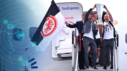 Oliver Glasner und Sebastian Rode tragen den Europalegua-Pokal aus dem Flugzeug am Frankfurt Flughafen. 
