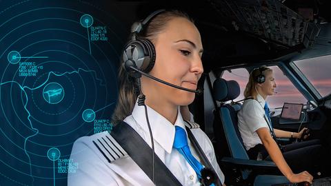 Kapitänin Julia Peukert und Pilotin Michaela im Cockpit während des Flugs bei Gewitter.