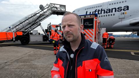 Der Flughafenarzt steht am Jumbo