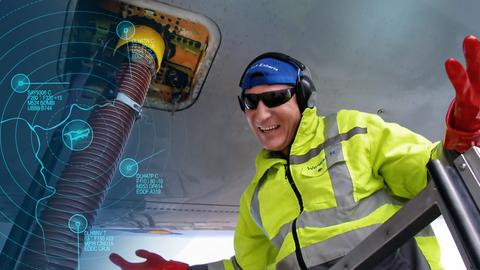 Mathias Wenzel unter einem Airbus beim Abpumpen der Fäkalien