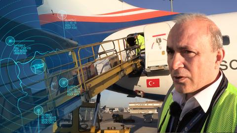 Mann steht vor einem Hilfsgüter-Flieger in die Türkei.
