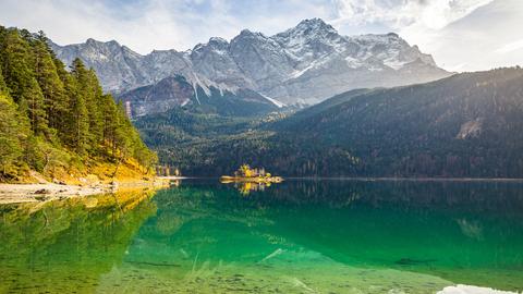 Mann vor den Alpen