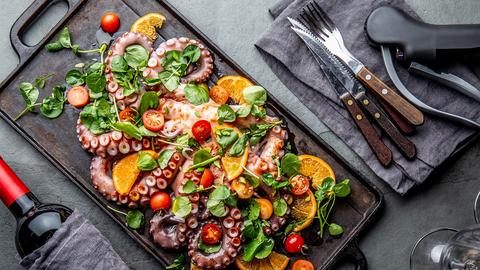 Oktopus auf einem Salatbett