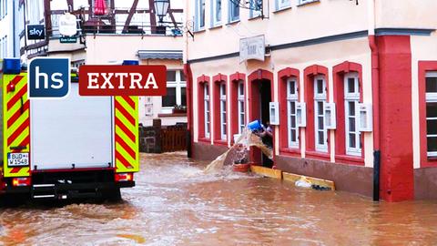 Ein Fahrzeug der Feuerwehr fährt duch eine überschwemmte Straße in der Innenstadt von Büdingen. Der viele Regen und das Tauwetter haben die Hochwasserlage in Teilen Hessens deutlich verschärft.