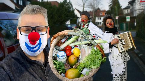 Grillweltmeister Klaus Breinig bekocht drei Clowndoktoren in Marburg.